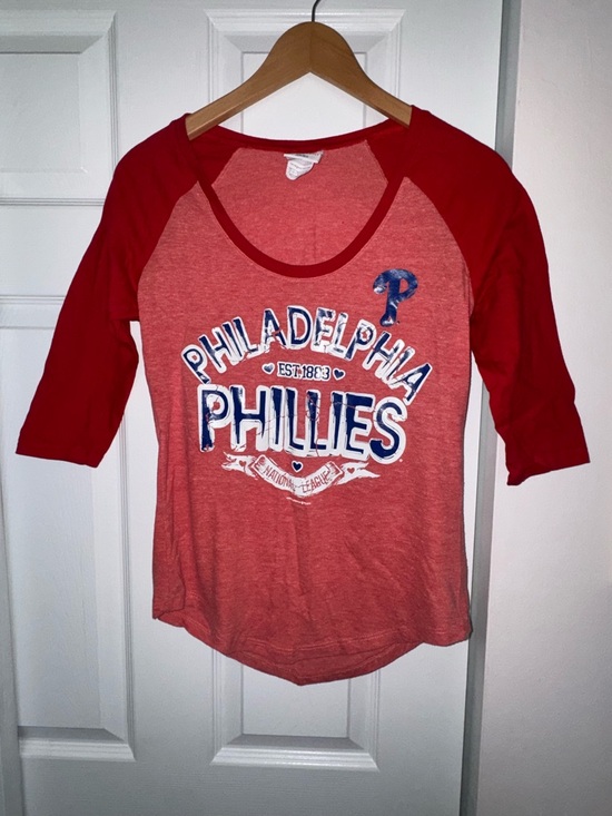 Campus Lifestyle Tops - Philadelphia Phillies Raglan Tee | Genuine MLB | Soft Vintage Style | Size M